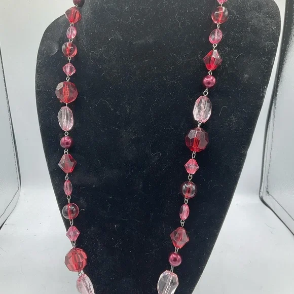 “FACTED BURGUNDY AND PINK BEADED NECKLACE”. Costume Jewelry. - Picture 2 of 7